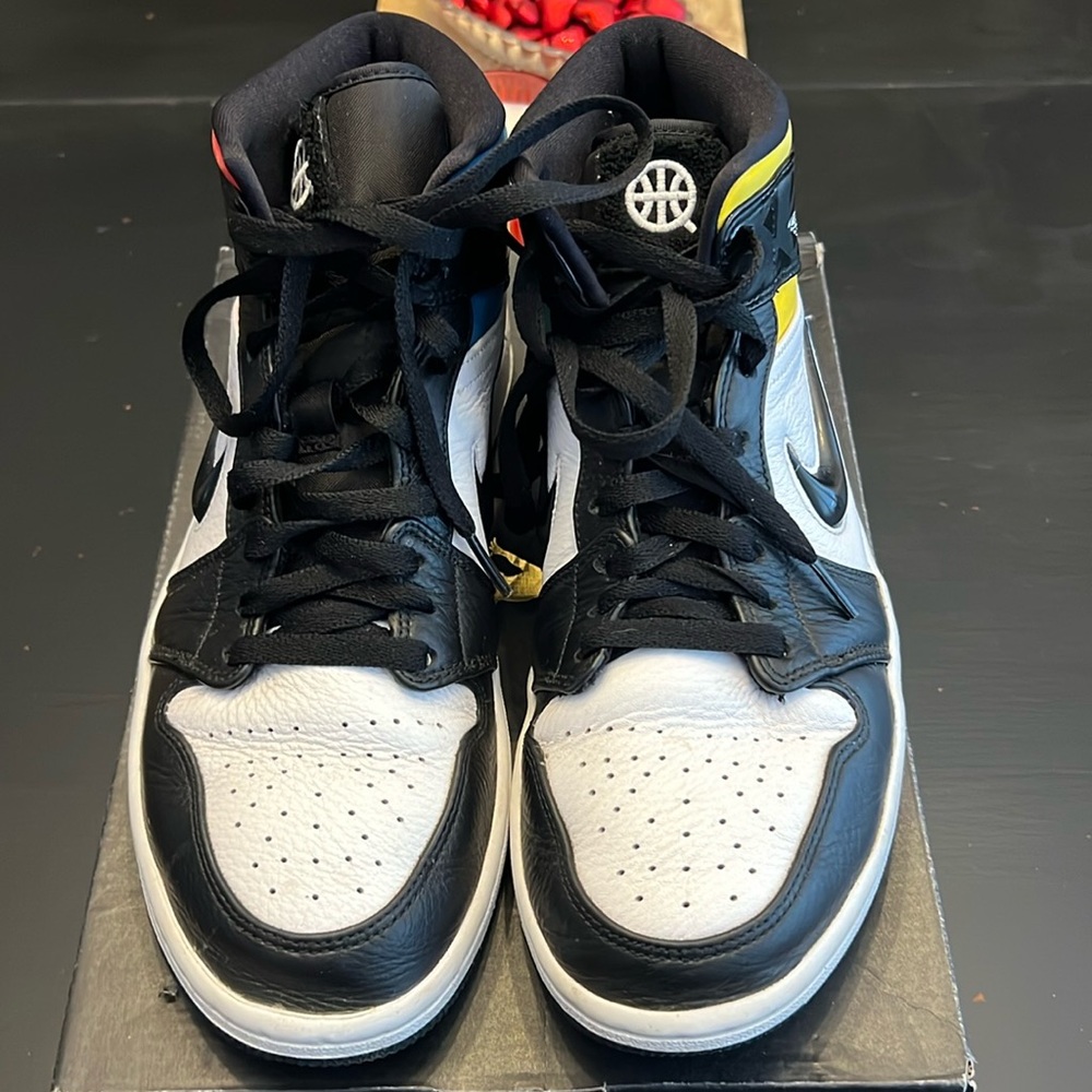 Jordan 1 Mid SE Q54 Men’s 9
Black/Red/White/Multi. MINT